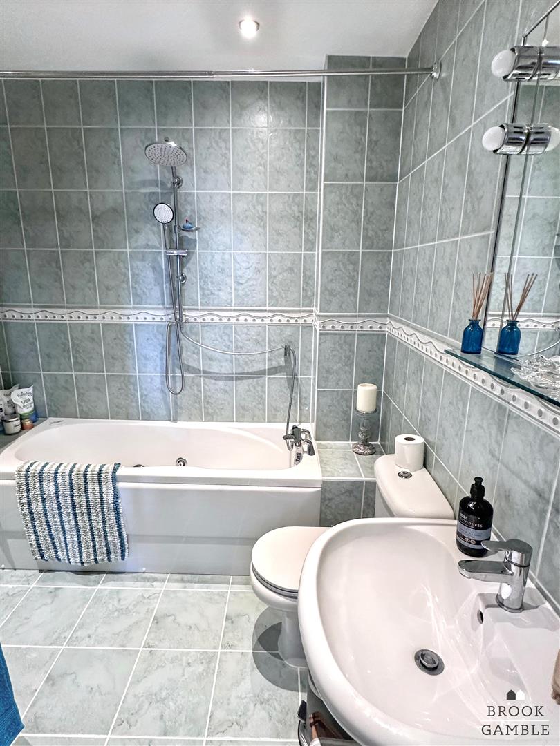 2 Bedroom Flat - Purpose Built. Callao Quay in Eastbourne, East Sussex 14